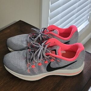 Nike Zoom Vomero 12 Women's Athletic Shoes in Gray and Pink. Like New!